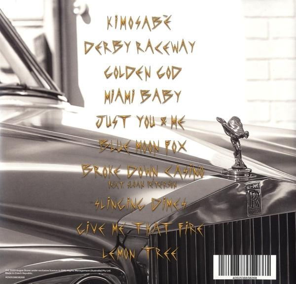 Albumhoes met gouden tekst op zilveren motorkap. Rolls Royce motorkapornament zichtbaar.