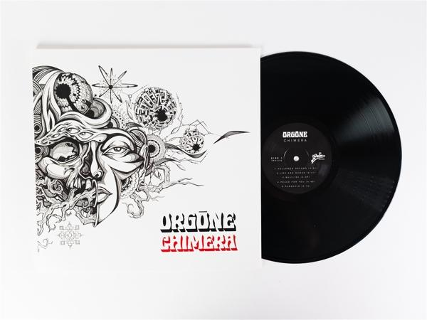 Schallplatte mit kunstvollem Cover und Schwarz glänzender Vinylplatte.