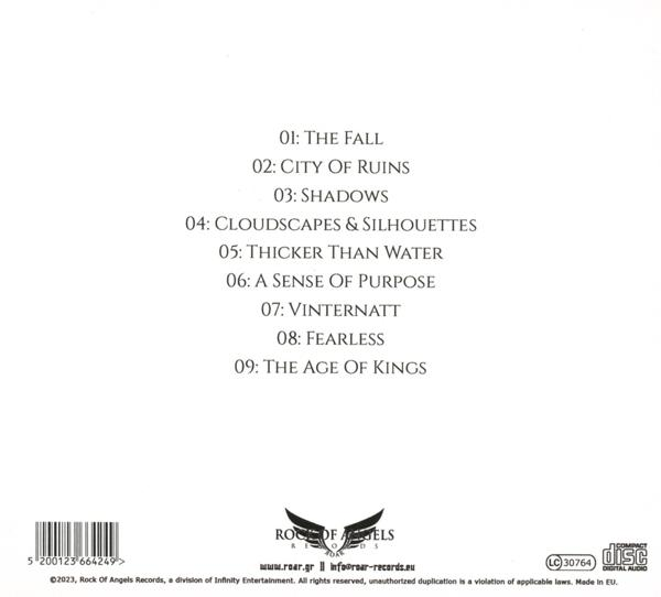 CD-Rückseite mit Titelliste. Text ist weiß auf dunklem Hintergrund. Enthält eine Titelliste.