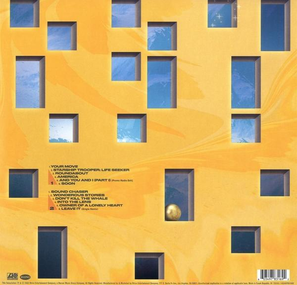 Albumcover mit farbenfrohem Hintergrund und einem Raster von Fenstern. Eine goldene Kugel ist in der Mitte.