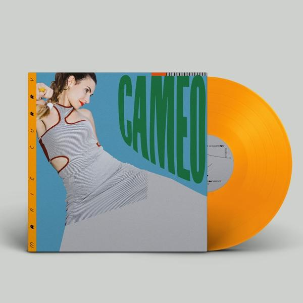 Orangefarbene Schallplatte neben einem Albumcover mit Frau und "CAMEO"-Schriftzug.