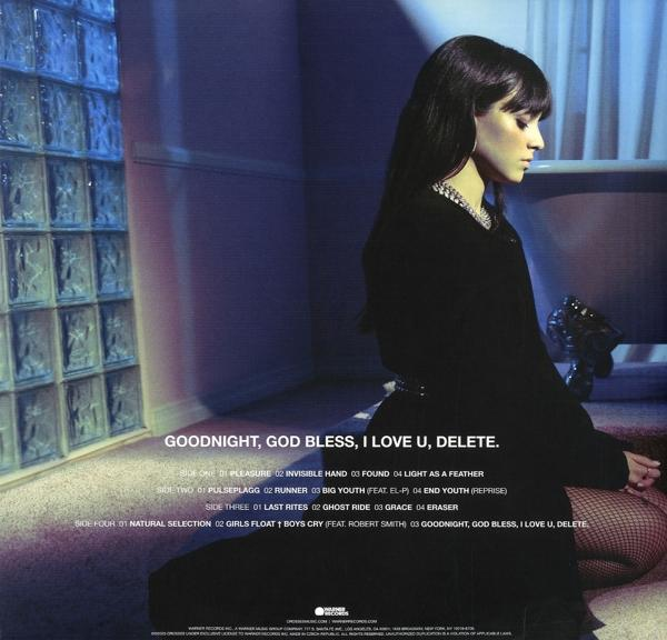Albumcover mit Trackliste und einer nach unten blickenden Frau.