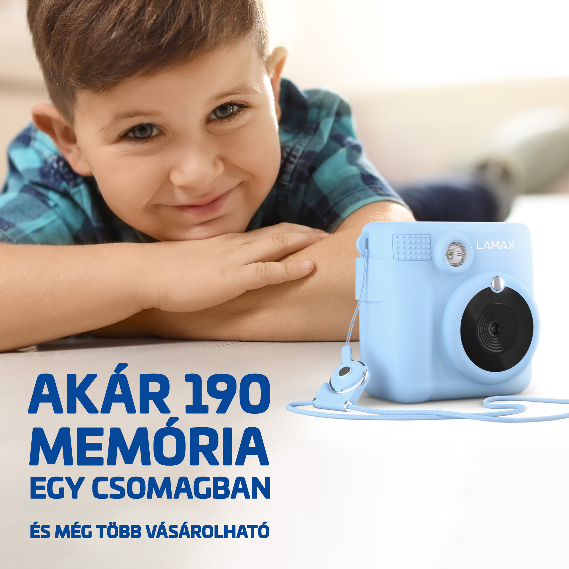 Fiú kék instant kamerával. A szöveg a 'AKAR 190 MEMÓRIA' és 'EGY CSOMAGBAN'.