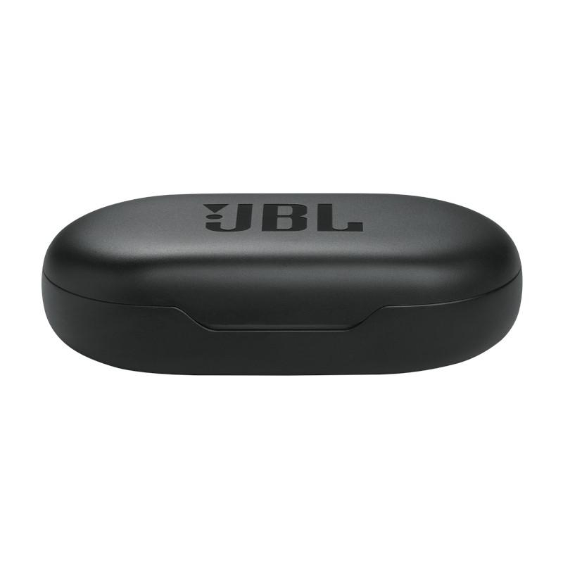 Eine schwarze JBL-Ohrhörer-Ladehülle mit dem JBL-Logo oben auf weißem Hintergrund.
