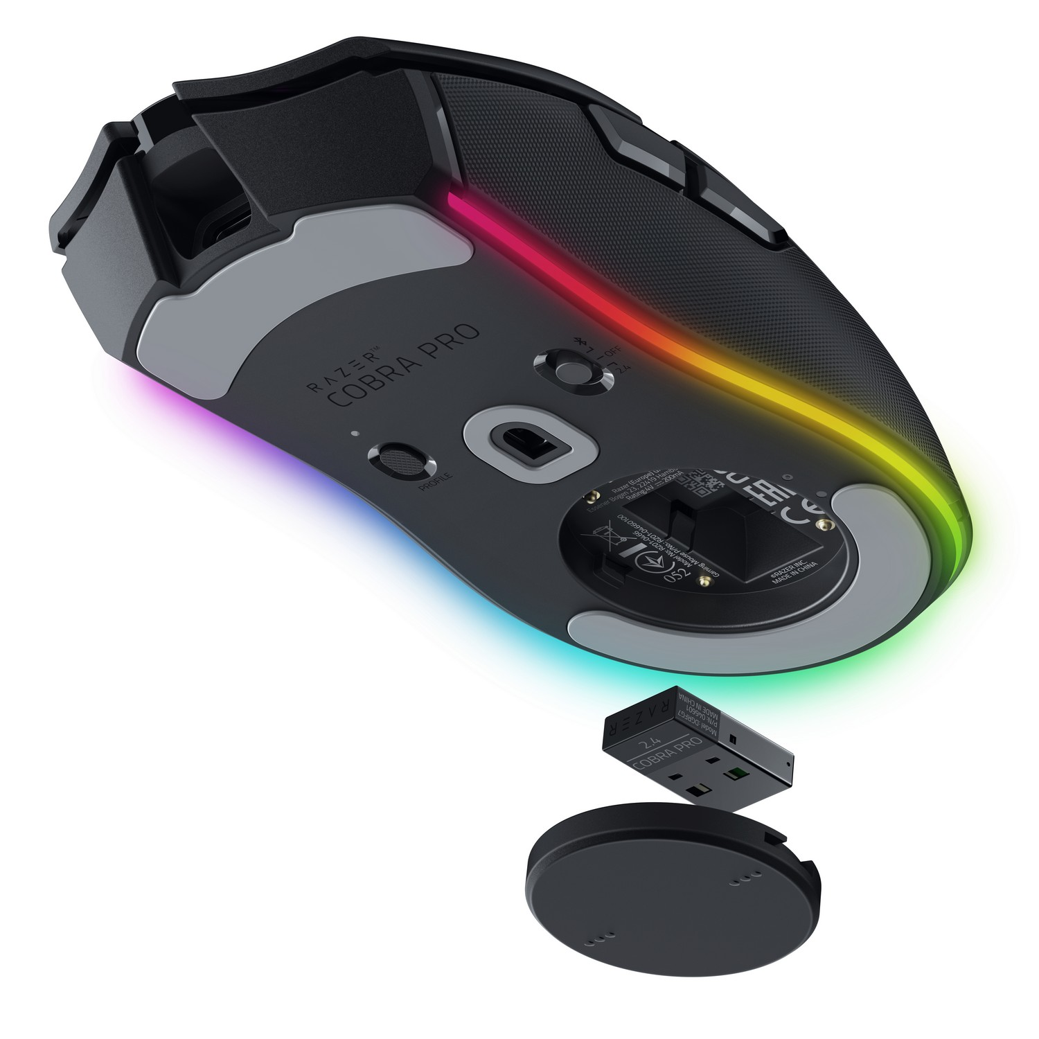 Zwarte gaming muis, onderaanzicht, met afneembare component en oplaadstation. RGB-verlichting.