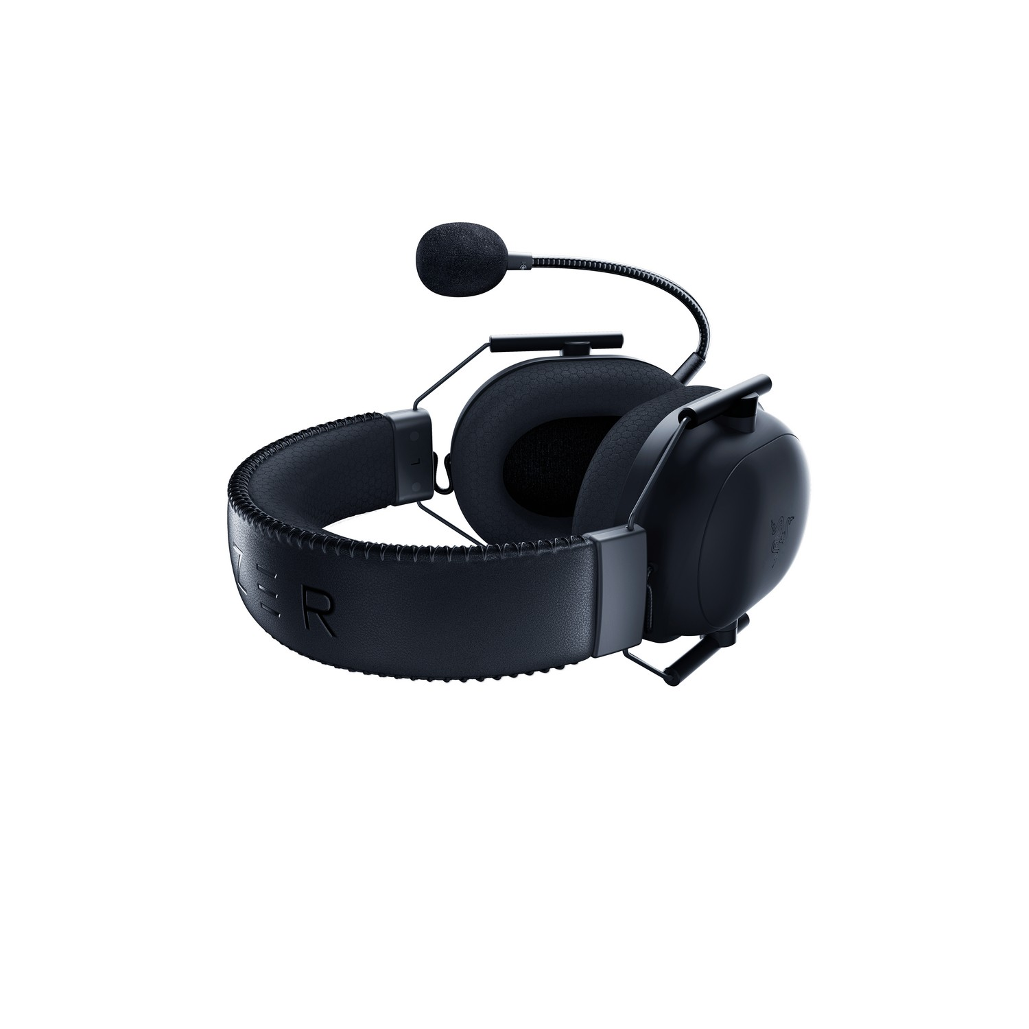 Casque de jeu noir avec micro-perche, sur fond blanc.