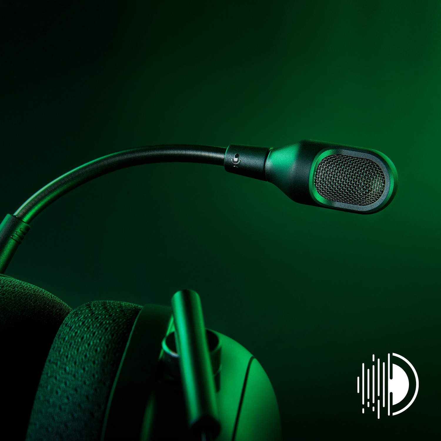 Microphone de casque de jeu noir avec un arrière-plan éclairé en vert et un logo.