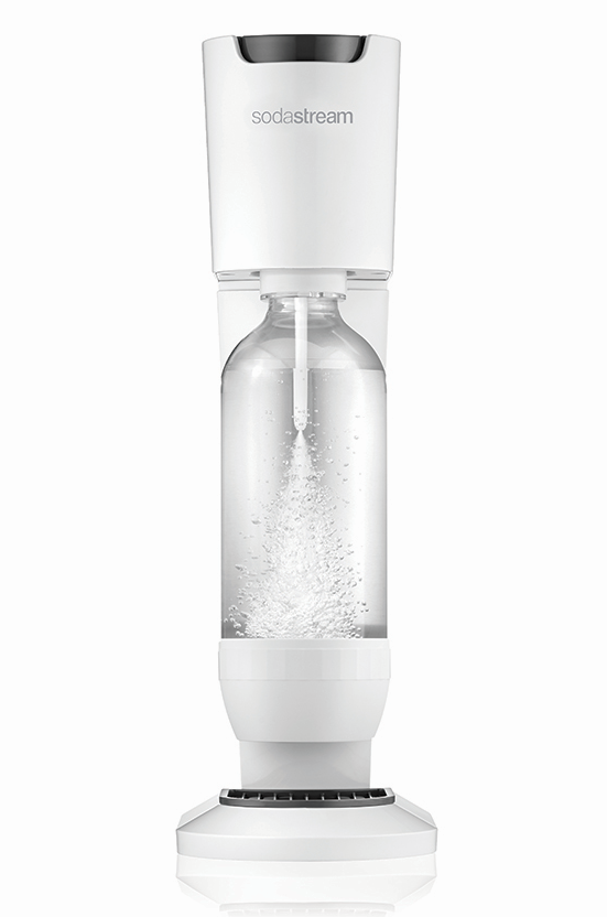 Fehér Sodastream gép buborékokkal teli palackkal. Fehér háttérben izolálva.