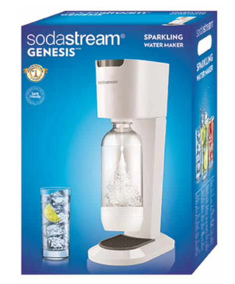 Egy fehér SodaStream szénsavasvíz-készítő, egy pohár jéggel és egy lime szelettel.