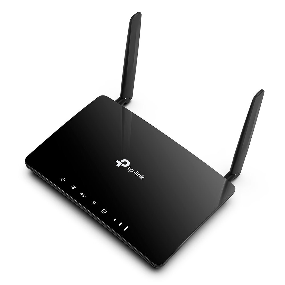 Czarny router TP-Link. Ma dwie anteny i kilka lampek kontrolnych na przednim panelu. Białe tło.