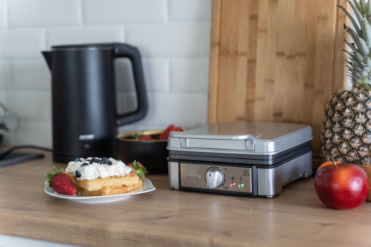 Odkurzacz ręczny, czerwone detale, efekt niebieskiego światła.