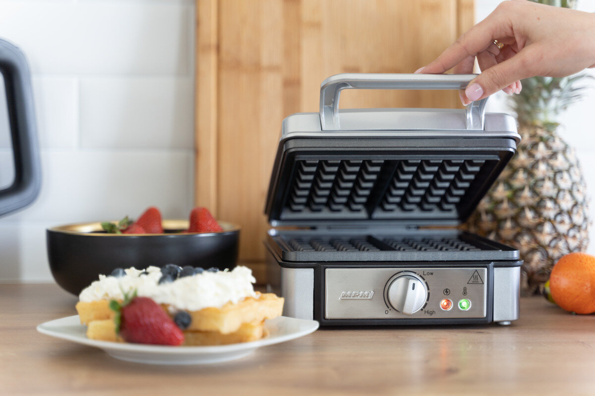 Etykieta energetyczna przedstawiająca lodówkę. Ma ocenę 'B', z 134 kWh/rok i pojemnością 114L/273L.