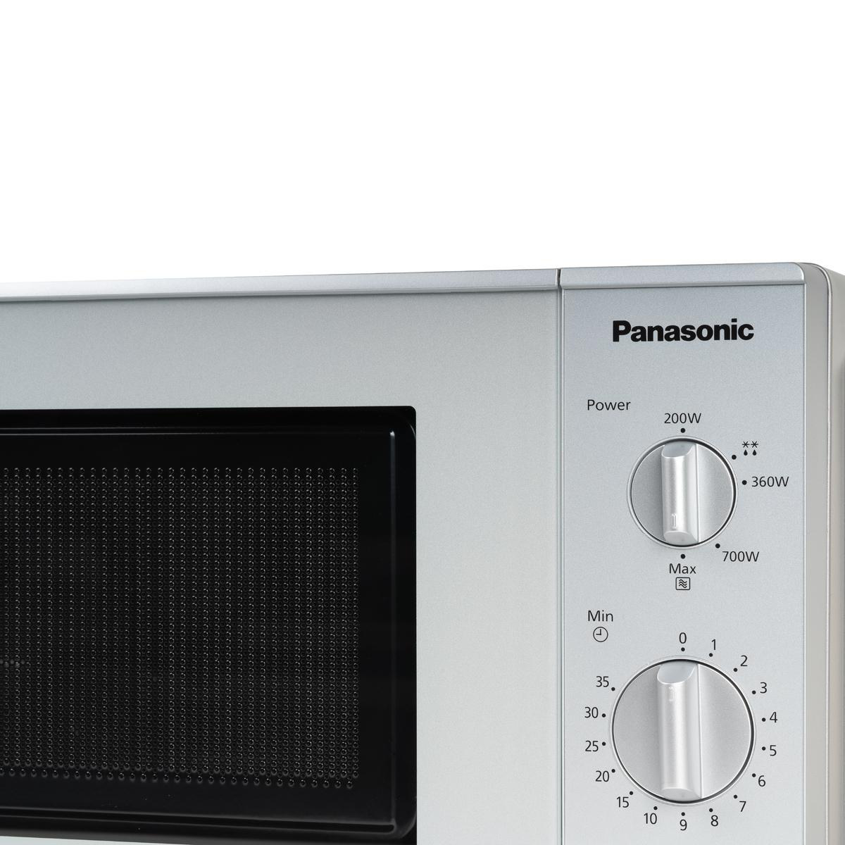 Eine silberne Panasonic Mikrowelle. Bedienelemente umfassen Leistungsstufen und einen Timer.