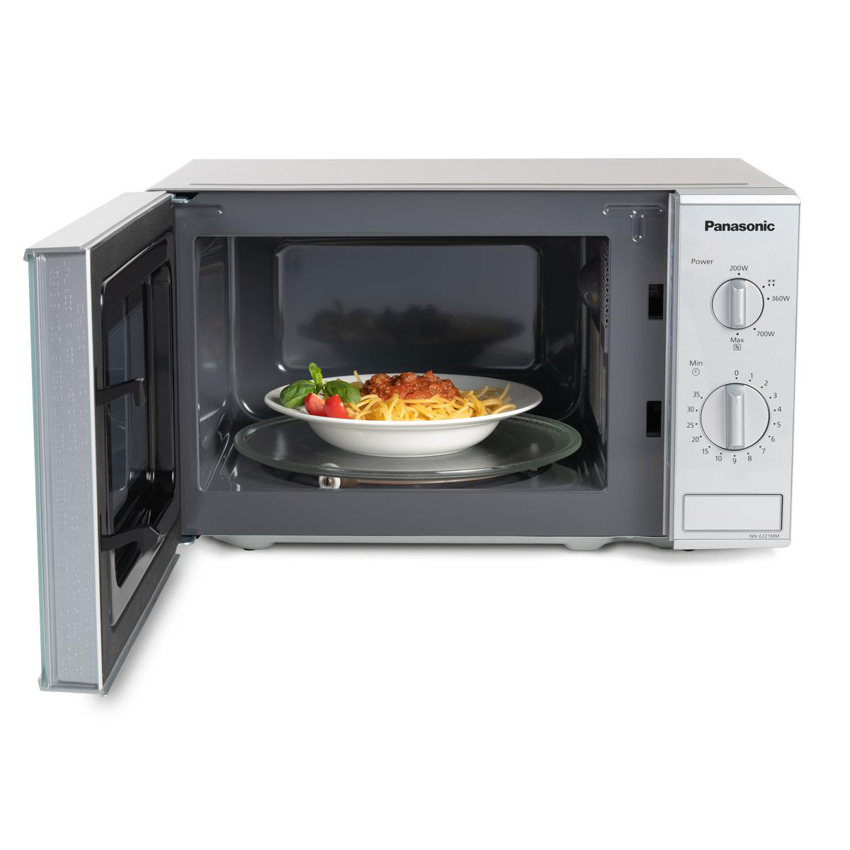Mikrowelle mit offener Tür, zeigt einen Teller Spaghetti im Inneren.