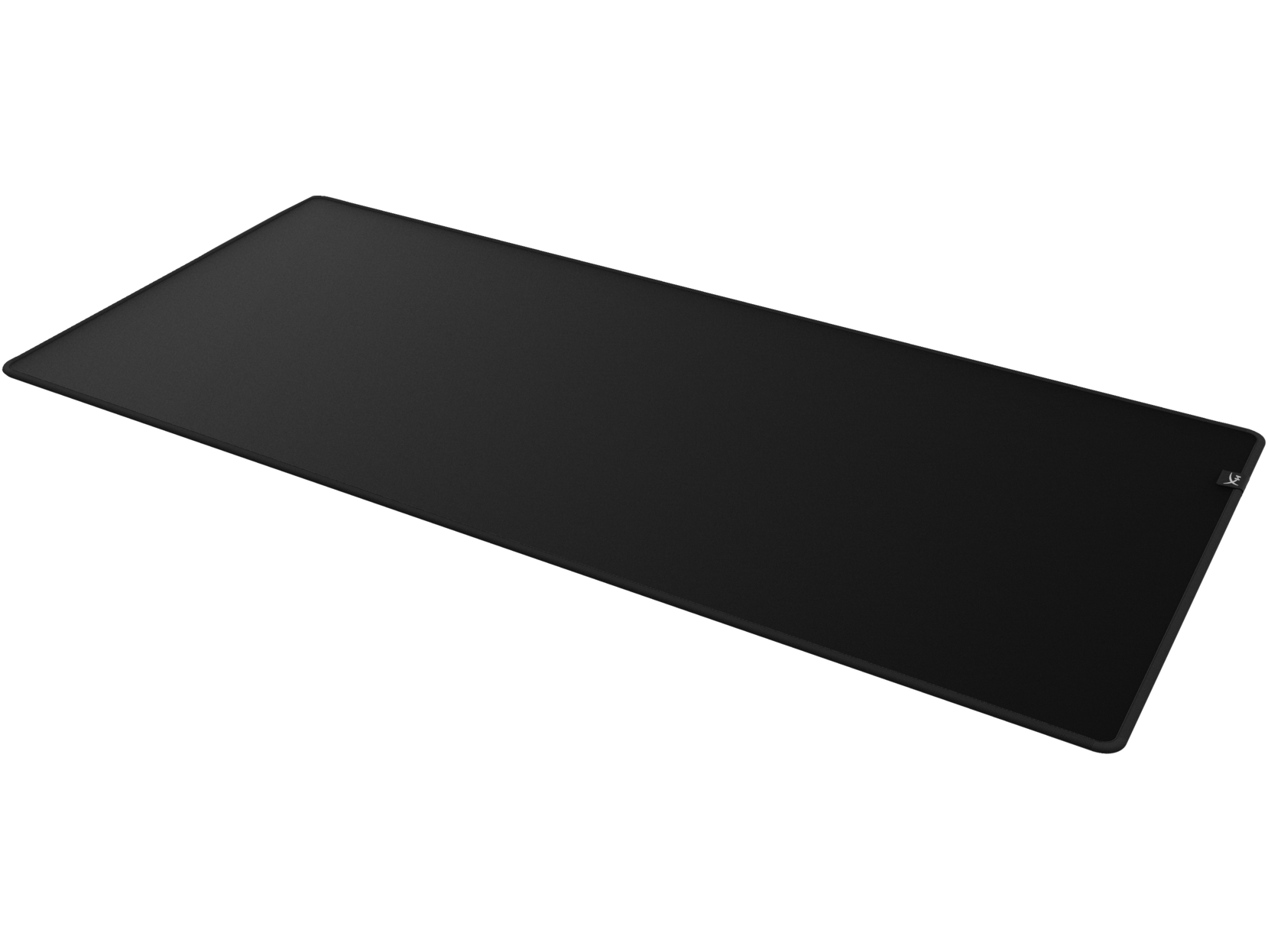 Una alfombrilla de ratón negra, rectangular y larga, sobre una superficie oscura. La alfombrilla tiene un logo blanco.