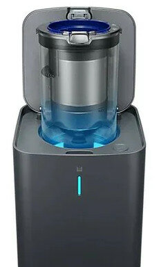 Robot odkurzacz ze stacją ładującą. Odkurzacz jest czarno-biały.