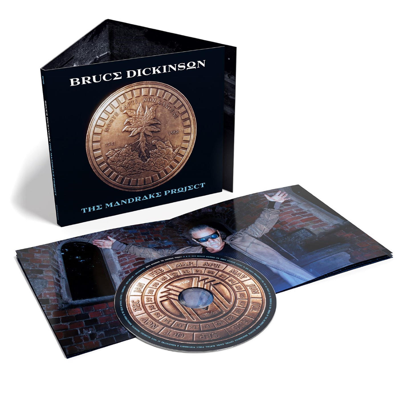 Geöffnete CD-Hülle mit CD und Bild eines Mannes in Jacke. Text: 'Bruce Dickinson'.