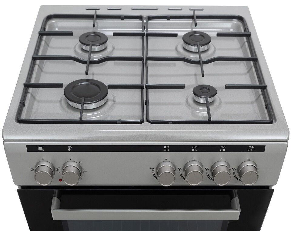Srebrna płyta kuchenna z czterema czarnymi palnikami, pokrętłami i czarnymi drzwiczkami piekarnika.