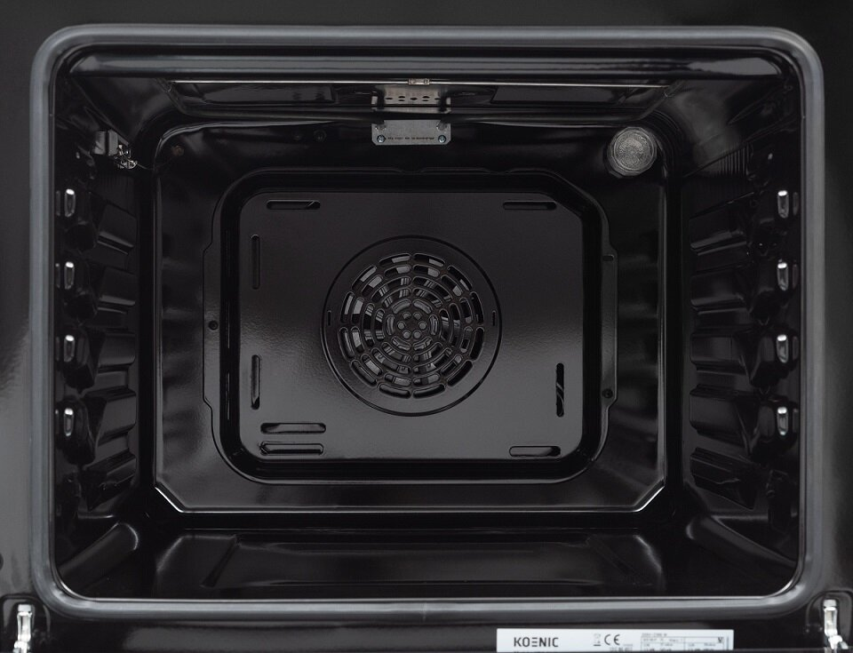 Czarne wnętrze piekarnika, pokazujące wentylator i wnętrze piekarnika.