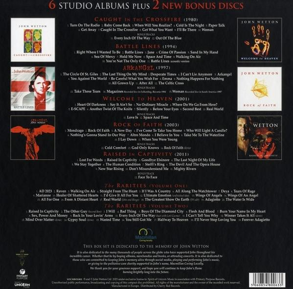 Ein CD-Box-Set mit John Wettons Alben und einer Titelliste, weißer Hintergrund.