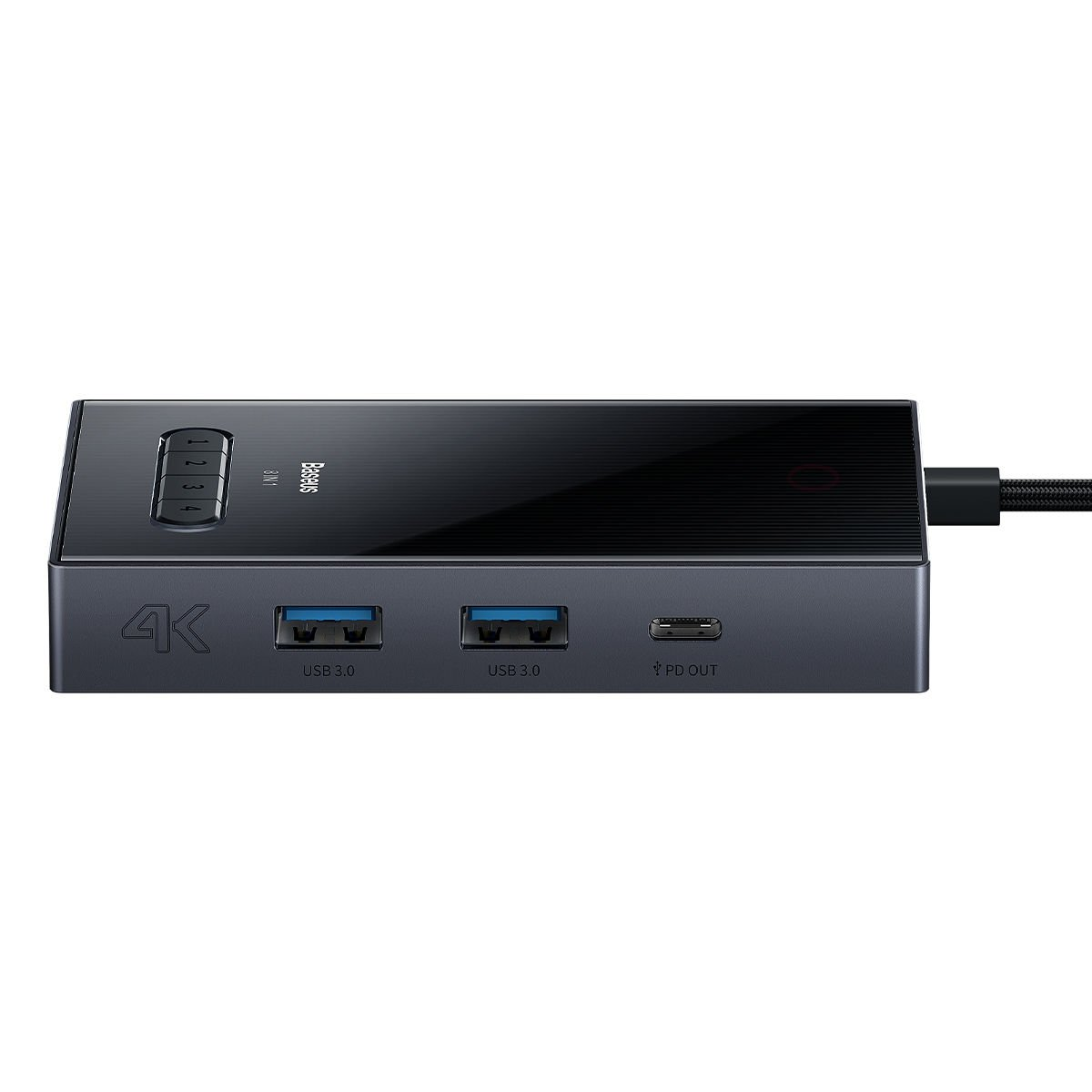 Siyah 4K USB değiştirici, çoklu bağlantı noktaları ve kablo ile.