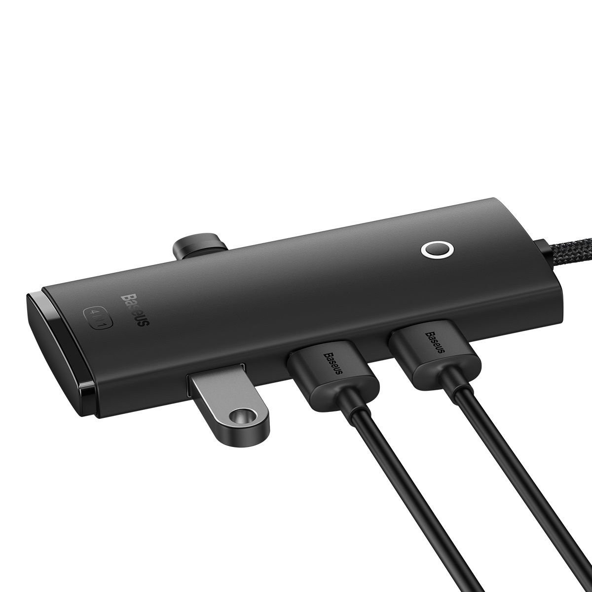 Beyaz arka plan üzerinde, çoklu bağlantı noktalarına ve bağlı USB kablolarına sahip siyah Baseus USB hub.