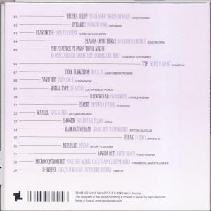 Rückseite einer CD-Hülle mit vielen Songtiteln und Künstlernamen in weißer Schrift auf grauem Hintergrund.