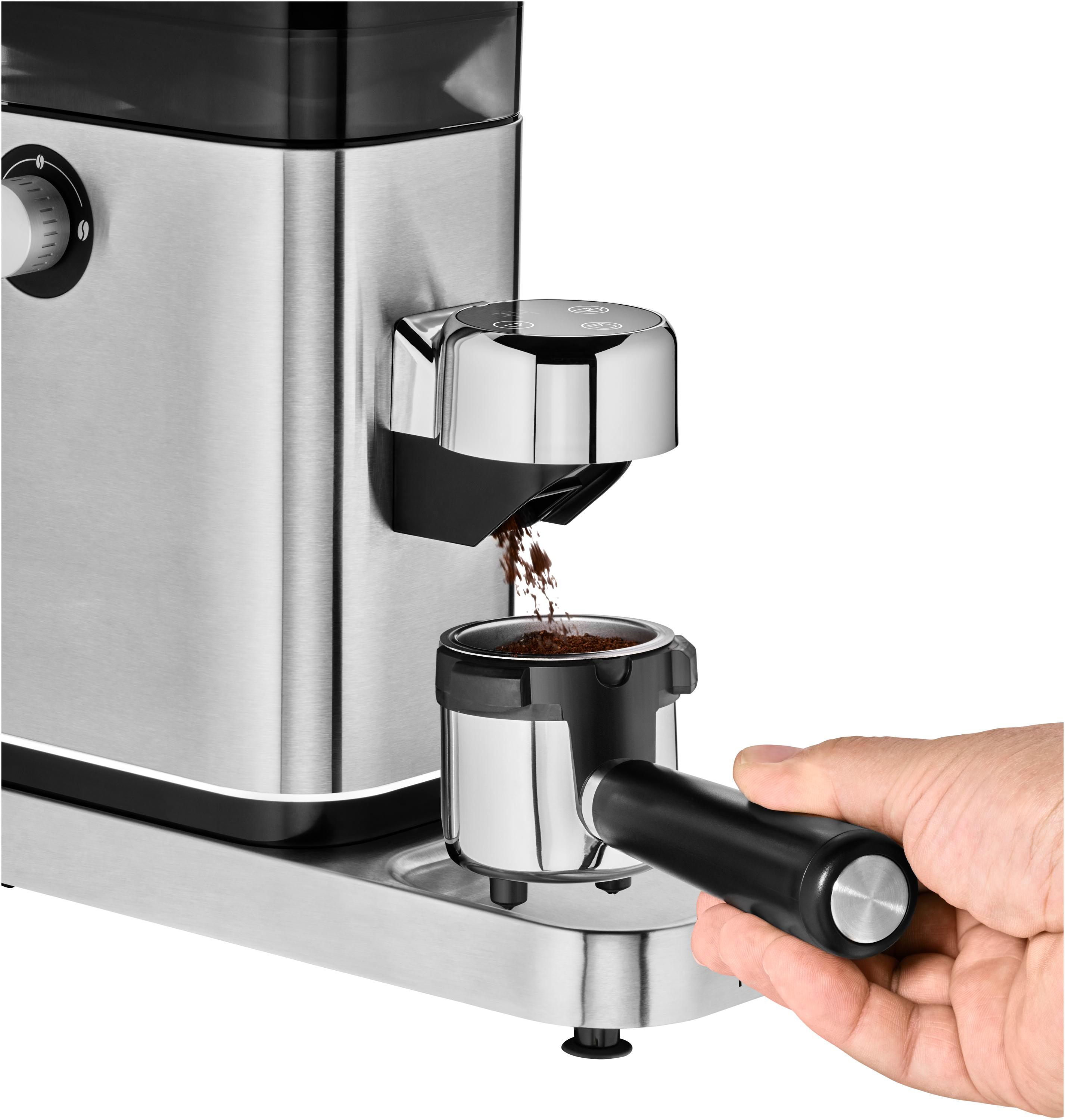 Kaffeemühle mahlt Kaffee in einen Siebträger, der von einer Hand gehalten wird.