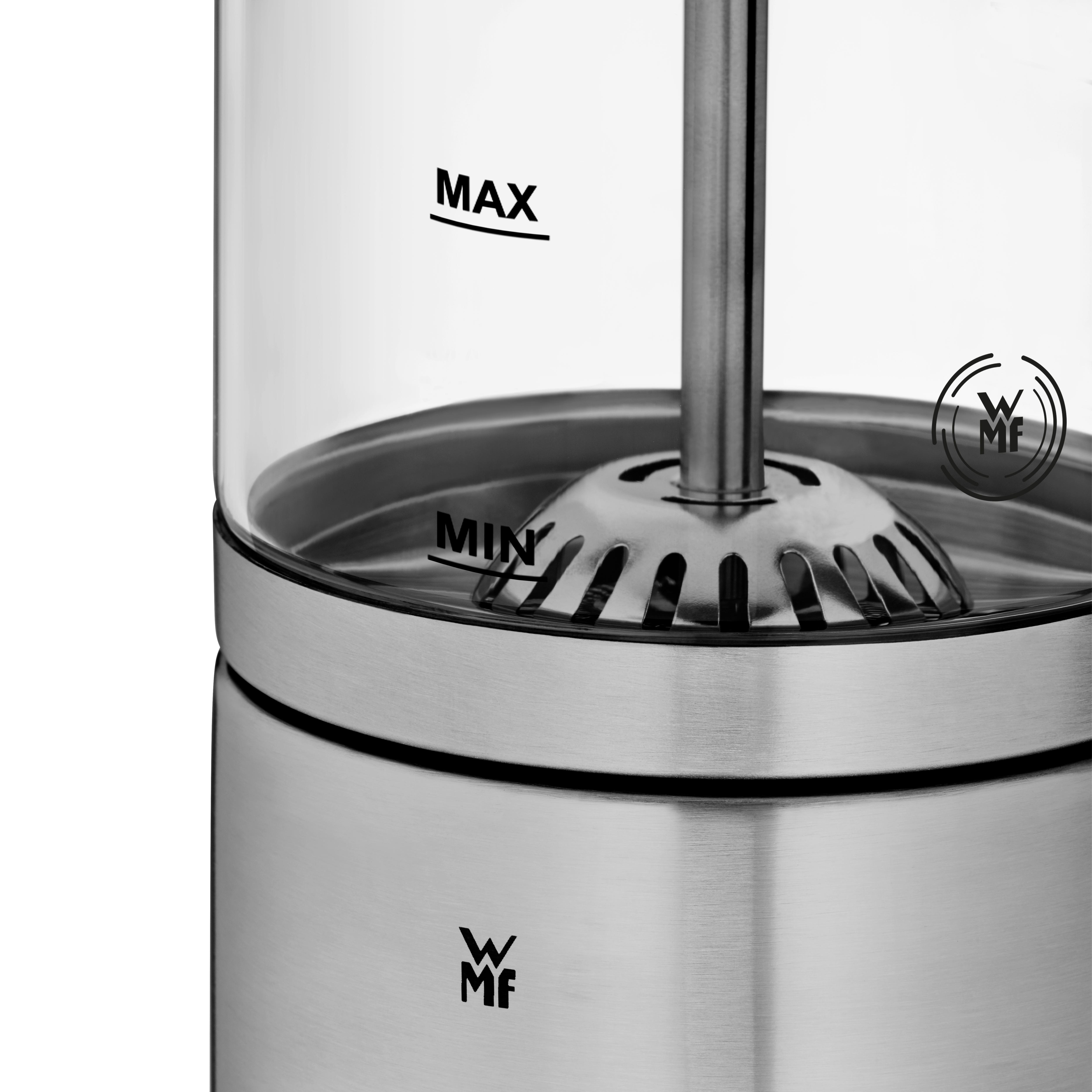 Nahaufnahme eines silbernen Milchaufschäumers mit MAX- und MIN-Markierungen.