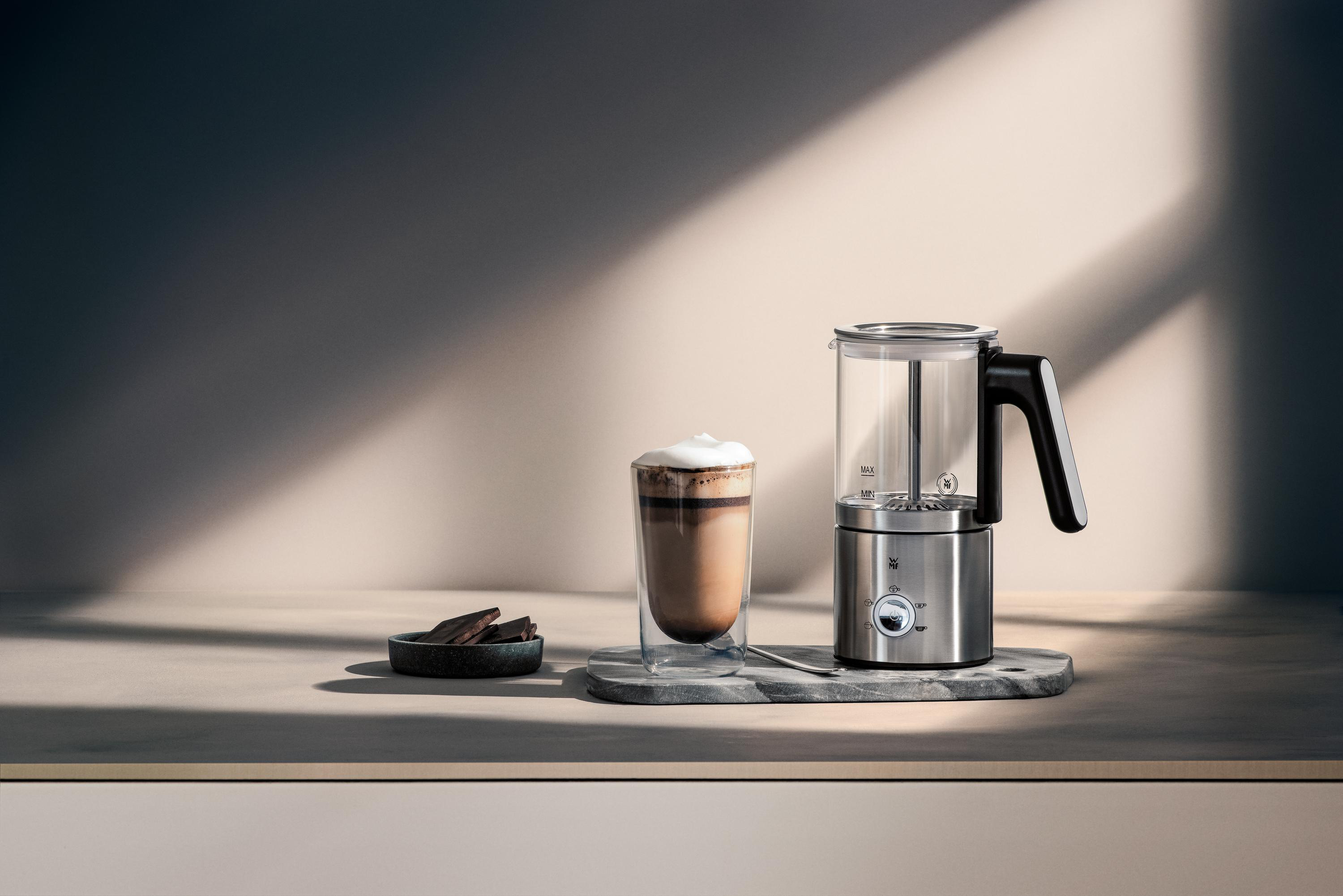 Kaffeemaschine mit einer Tasse Kaffee und Schokolade.