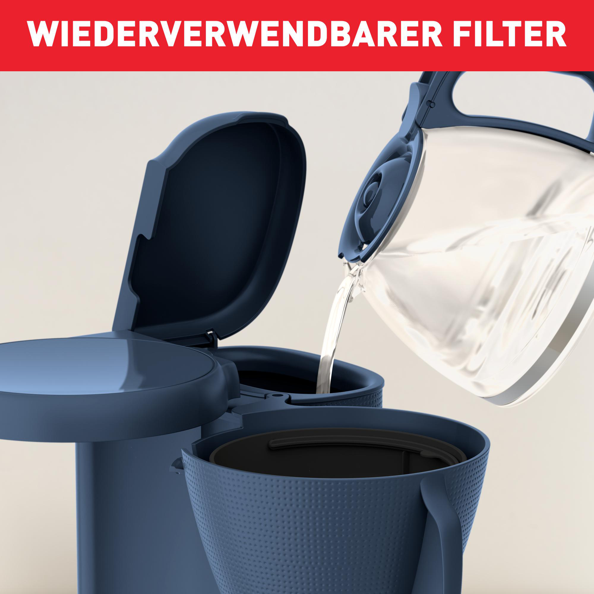 Blauer Kaffeemaschine mit wiederverwendbarem Filter wird mit Wasser gefüllt.