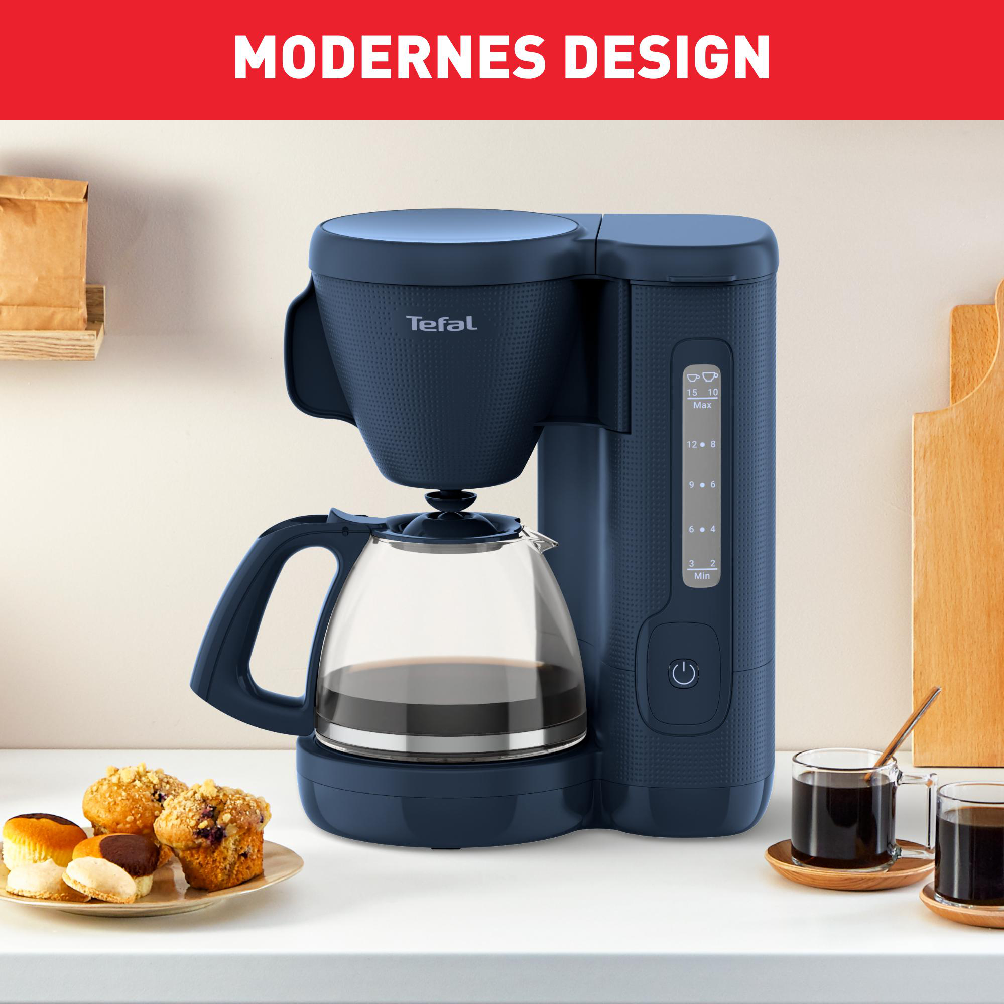 Ein dunkelblauer Tefal-Kaffeeautomat, eine klare Karaffe mit Kaffee und zwei Kaffeegläser.