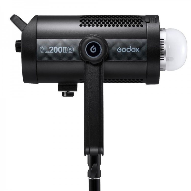 Schwarzes Godox SL200IIb Videolicht. Es hat einen Griff und einen Lampenkopf mit Schutzhülle.