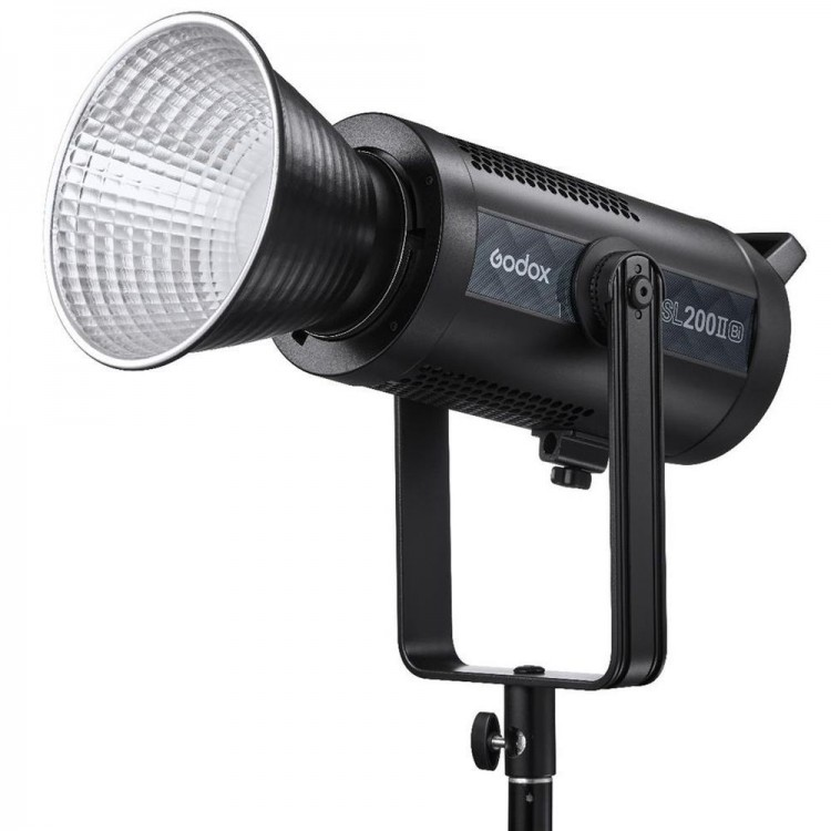 Schwarzer Godox SL200IIB Studioblitz mit silbernem Reflektor, montiert auf einem Stativ.