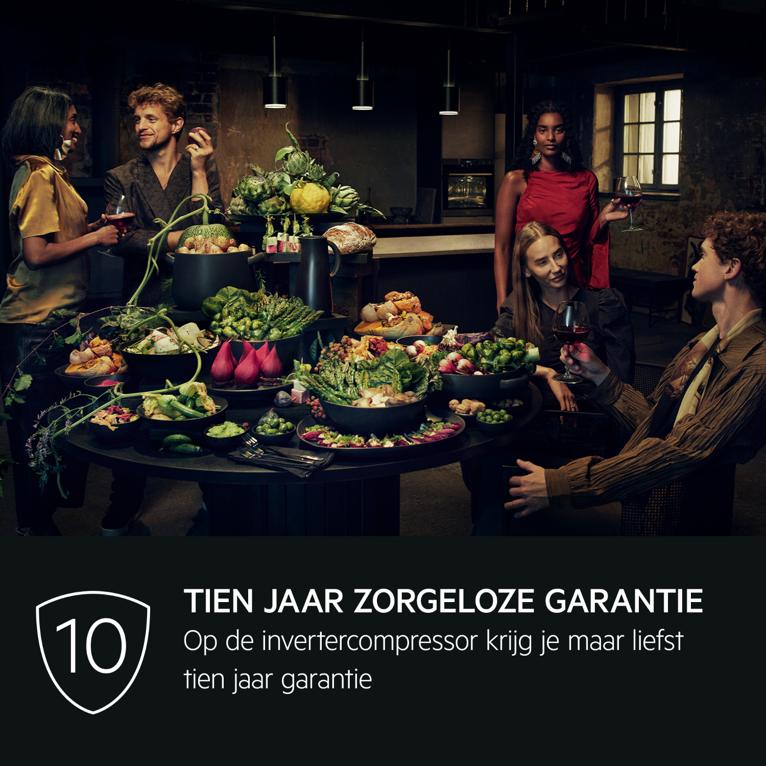 Groep mensen rond een tafel met eten, met een garantielabel.