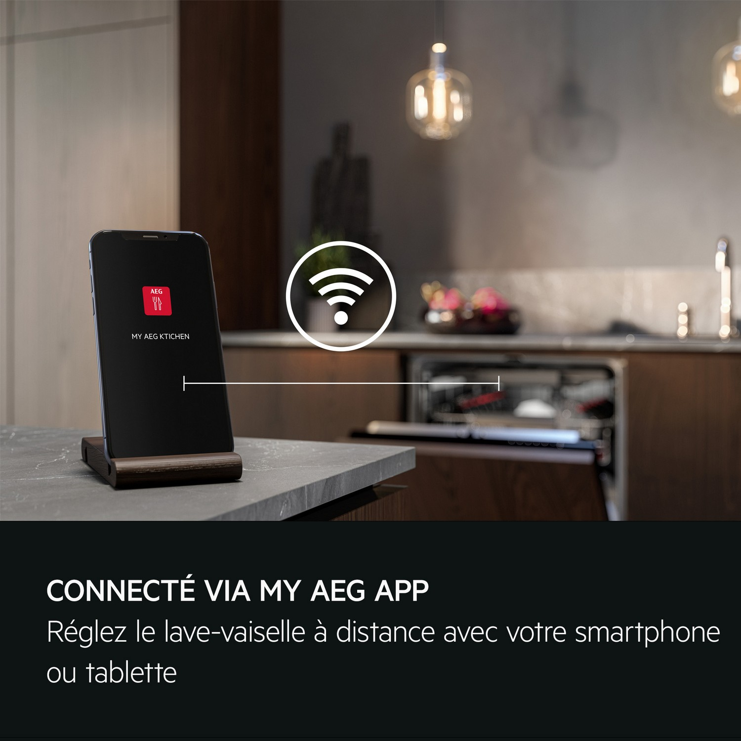 Smartphone avec l'application MY AEG Kitchen sur un comptoir, cuisine floue en arrière-plan.