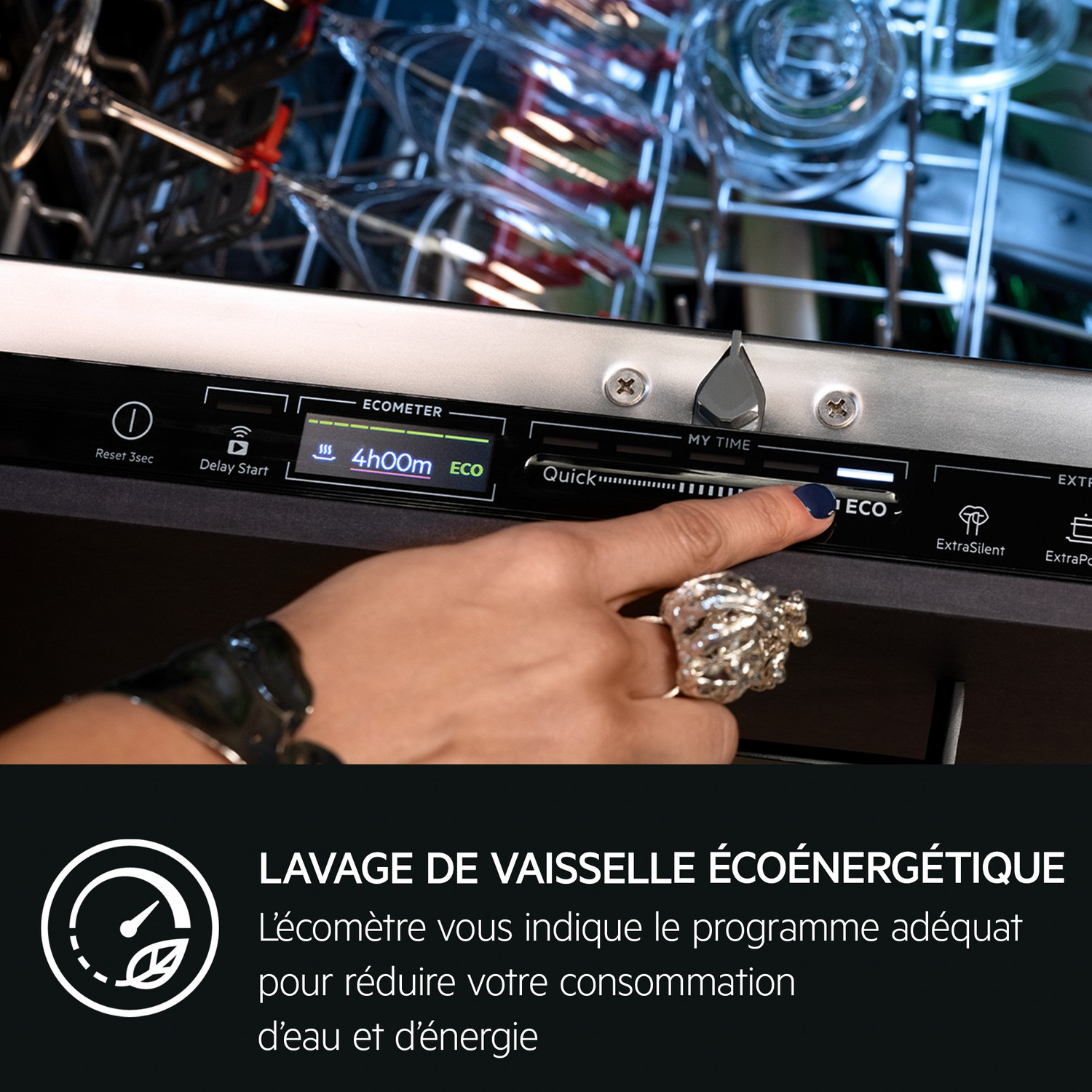 La main d'une femme sur un panneau de commande de lave-vaisselle, avec un affichage de 4h00m ECO.