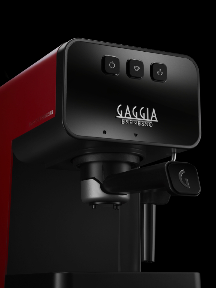 Piros-fekete Gaggia eszpresszógép. Fekete gombok és fogantyú. Made in Italy. Fekete háttér.