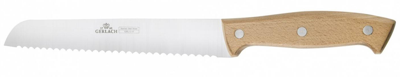 Nóż do chleba z drewnianą rękojeścią i ząbkowanym ostrzem, białe tło.