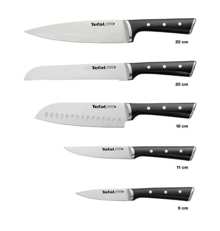 Zestaw noży Tefal z czarnymi uchwytami, różne rozmiary, ułożone na białym tle.
