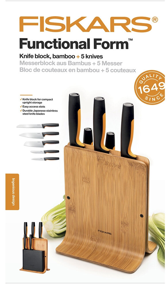 Bambusowy blok na noże z nożami. Noże mają czarne uchwyty i są ułożone w bloku.