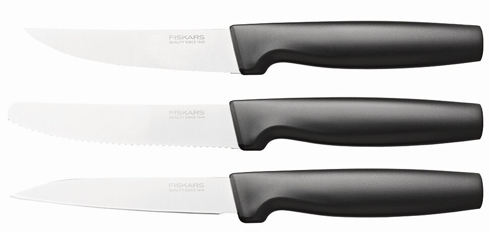 Trzy noże z czarnymi uchwytami, ząbkowanymi i prostymi ostrzami, oznaczone 'Fiskars Quality Since 1649'.