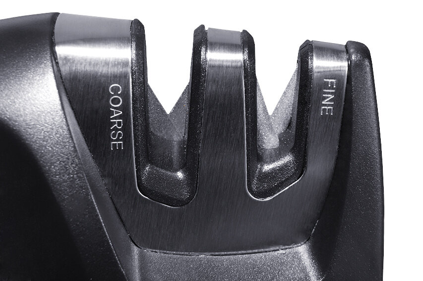 Czarna ostrzałka do noży z otworami oznaczonymi 'COARSE' i 'FINE'. Zbliżenie.