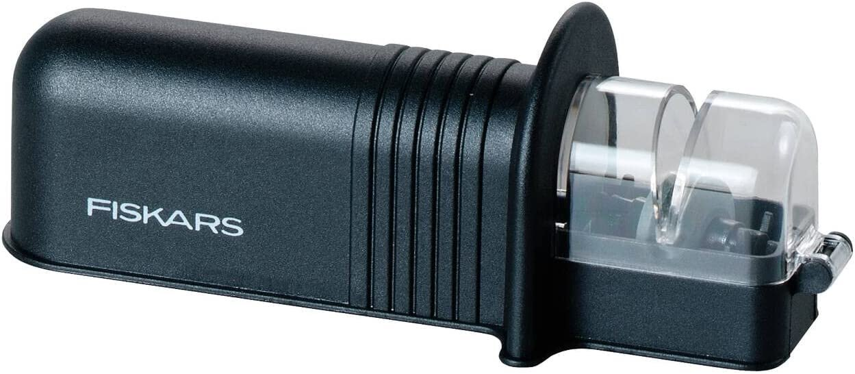 Czarna ostrzałka do noży z logo Fiskars. Ma dwa otwory do ostrzenia.