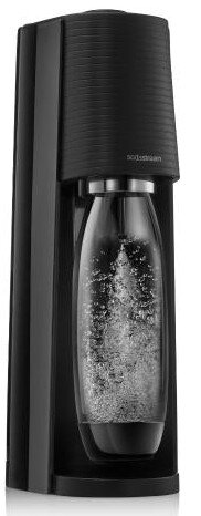 Czarna maszyna SodaStream z przezroczystą butelką pełną bąbelków. Tło jest białe.