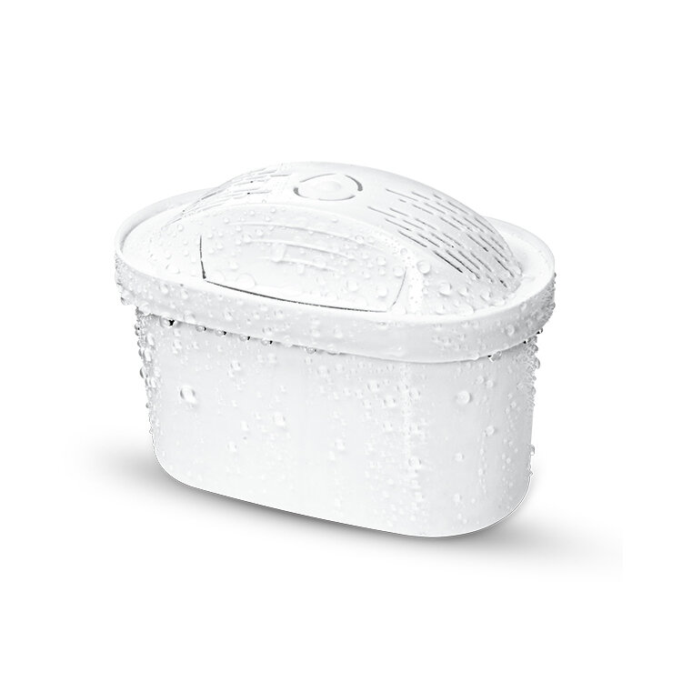 Biały filtr wody. Biały pojemnik z górną częścią pokrytą kroplami wody.