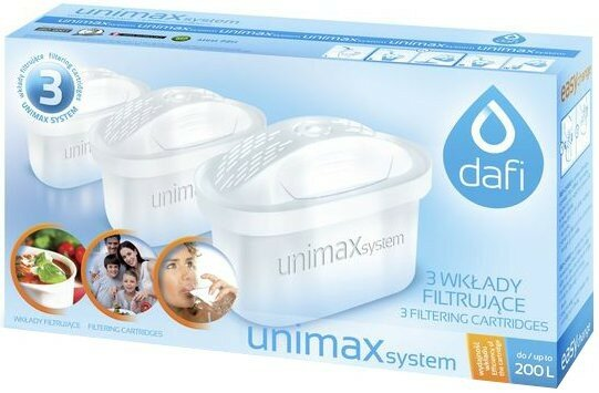 Pudełko z trzema białymi wkładami filtrującymi do wody. Zdjęcia rodziny, jedzenia i wody na pudełku.