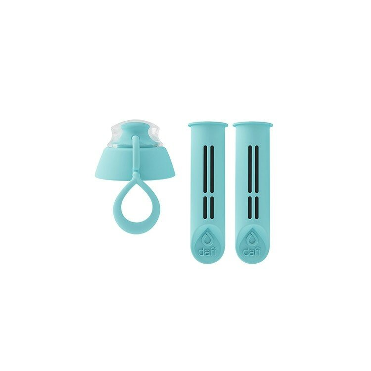 Niebieska zakrętka do filtra wody i dwie wkłady filtracyjne.