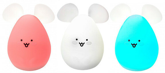 Trzy lampki w kształcie jajek w kolorze różowym, białym i niebieskim, każda z uśmiechniętą twarzą i dwiema częściami przypominającymi uszy.