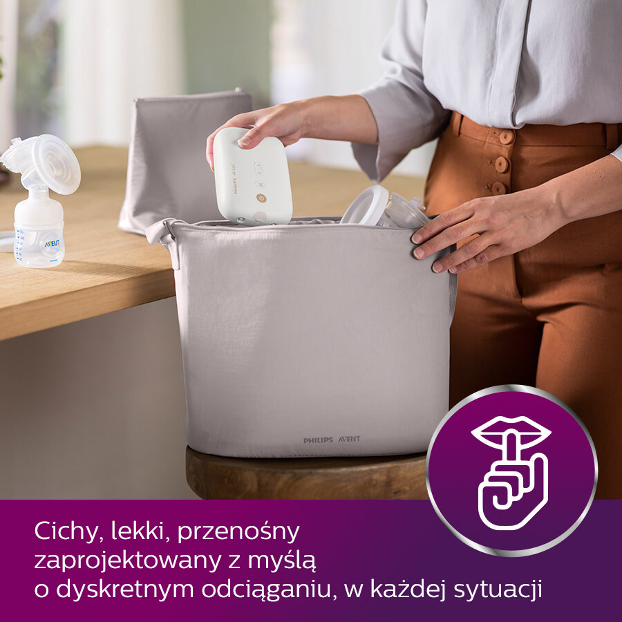 Osoba wkłada laktator do torby materiałowej. Obok stoi butelka.